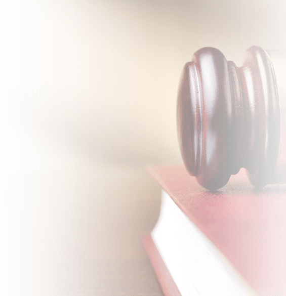 Balanza y mazo de juez sobre libros de derecho